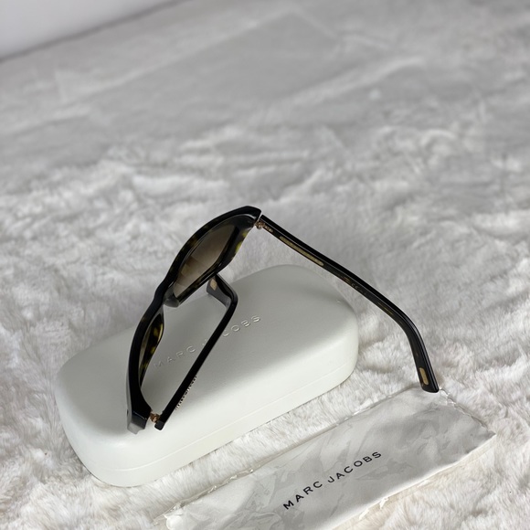 NWOT,Mark Jacobs sunglasses, with original case - Picture 3 of 6